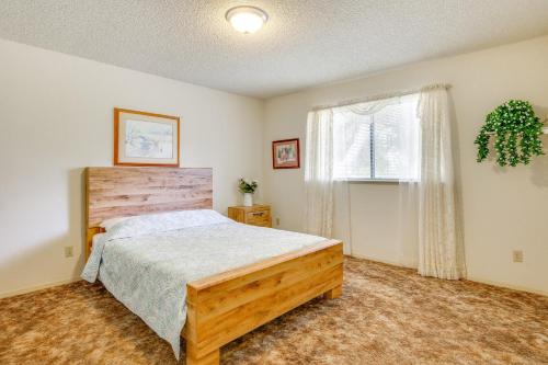 Postel nebo postele na pokoji v ubytování Boat, Fish and Golf Coarsegold Retreat with Hot Tub