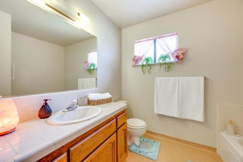 Koupelna v ubytování Boat, Fish and Golf Coarsegold Retreat with Hot Tub