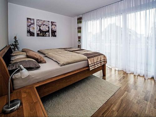 ランゲナルゲンにあるFerienwohnung Bellgardtのベッドルーム1室(ベッド1台、大きな窓付)