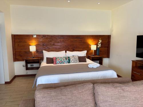 a bedroom with a large bed and a couch at Cabañas Caleta Hueso in Taltal