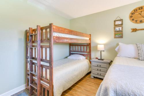 Postel nebo postele na pokoji v ubytování Branson Condo with Views - Near Silver Dollar City!