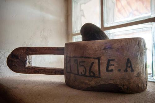 a wooden mug with the words isaleaa written on it at Agriturismo Miracco Atanasio Franco "Il Maniero" in Santa Sofia dʼEpiro