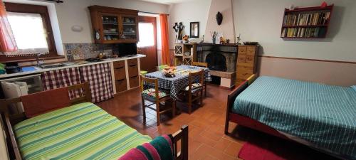 a kitchen with two beds and a table in a room at Artenatura BeB in Terranuova Bracciolini