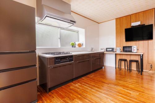 Η κουζίνα ή μικρή κουζίνα στο ジャングリアまで車で10分Grandmas House 山の宿は一棟貸でBBQ可能