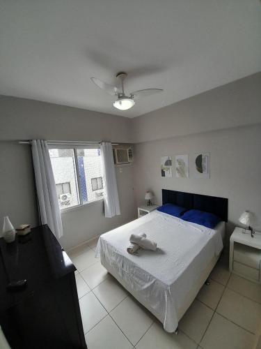 a bedroom with a large bed and a window at lindo 3qts AR Churrasqueira Piscina Centro Forte Cabo Frio in Cabo Frio