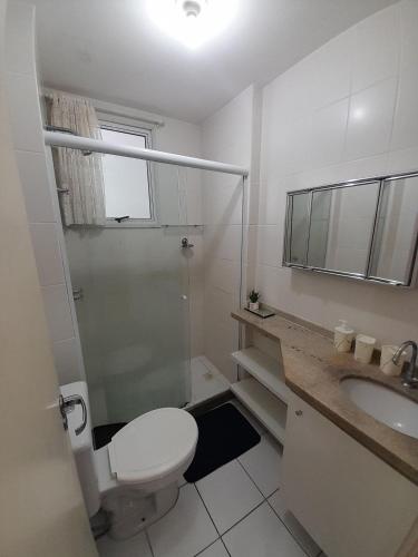 a bathroom with a toilet and a sink and a shower at lindo 3qts AR Churrasqueira Piscina Centro Forte Cabo Frio in Cabo Frio