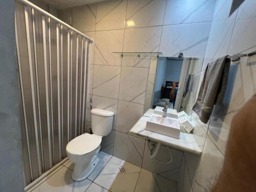 a bathroom with a toilet and a sink at Residencial JC II sua casa em Belém do Pará in Belém