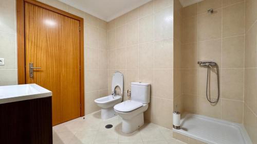 Coastal Comfort at Riverside - 4 Min to Airport!