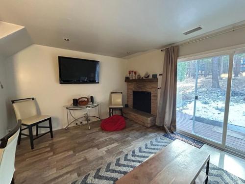Il comprend un salon doté d'une cheminée et d'une télévision à écran plat. dans l'établissement HCC0410 - Heavenly Hideaway condo, à South Lake Tahoe