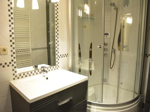 Bilik mandi di Farmhouse in Belgium near Lake Coo & Jacuzzi