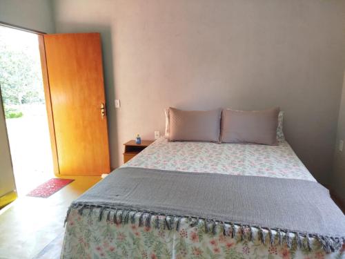 Ein Bett oder Betten in einem Zimmer der Unterkunft Chalé do Ypê 2