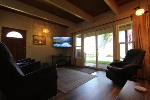 un soggiorno con 2 sedie e una TV di TKC0604 - Betty Ann's Place condo a South Lake Tahoe