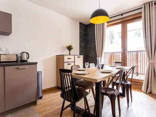 Photo de la galerie de l'établissement Chalet in Paradiski with Ski-In Ski-Out Access, à Mâcot La Plagne