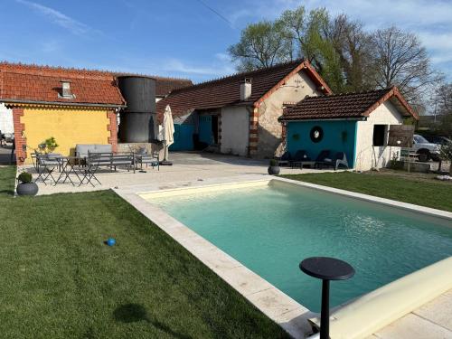 une piscine dans la cour d'une maison dans l'établissement Le Domaine de la Garenne, à Épinac-les-Mines