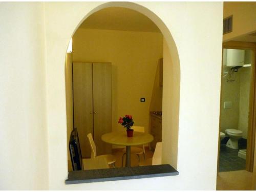 an archway in a room with a table and chairs at Studio für 4 Personen in Imperia in Imperia