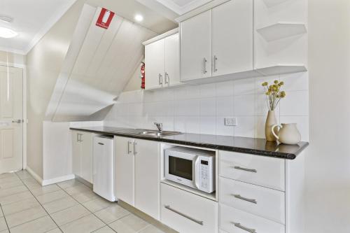 Una cocina o zona de cocina en Sea Foam Villas
