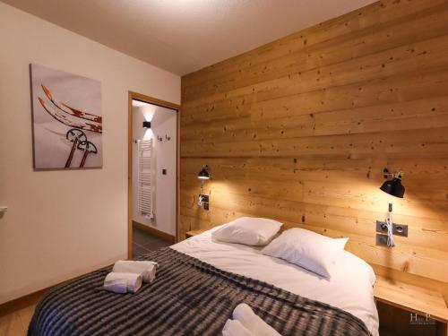 Ένα ή περισσότερα κρεβάτια σε δωμάτιο στο Apartment in Combloux with Mont Blanc Views