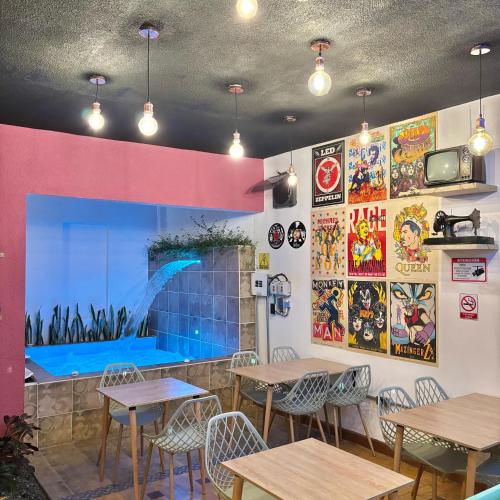 a dining room with tables and a large aquarium at HOTEL CASA VECCHIA San Antonio in Cali