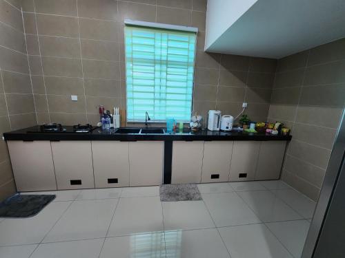 Dapur atau dapur kecil di HomestayRossy