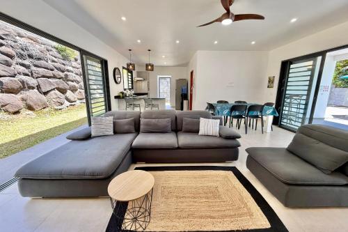 PiraeVilla Moea private pool confort & serenity in Pirae - AC- Wifi - 3 bdr的带沙发和桌子的客厅