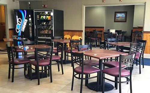 Restoran atau tempat lain untuk makan di Ruidoso Mountain Inn