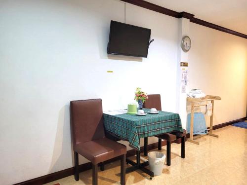 Μια τηλεόραση ή/και κέντρο ψυχαγωγίας στο Rabbit Mansion Patong Hotel
