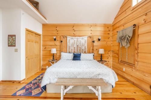 纳什维尔The Treehouse at the Rustic Retreat的带床和木墙的卧室