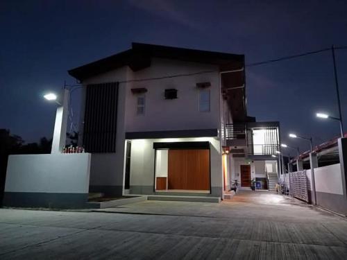 Το κτήριο όπου στεγάζεται  το διαμέρισμα