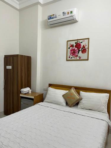 a bedroom with a bed and a air conditioner on the wall at Tấn Đạt Hotel Quy Nhơn in Quy Nhon