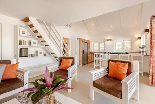 Il comprend un salon doté d'un mobilier blanc et d'un escalier. dans l'établissement Caribbean Beach Villa Playa Bonita Las Terrenas, à Las Terrenas