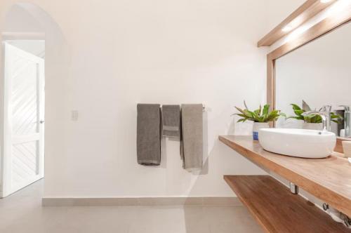 une salle de bain avec un lavabo et un miroir dans l'établissement Caribbean Beach Villa Playa Bonita Las Terrenas, à Las Terrenas