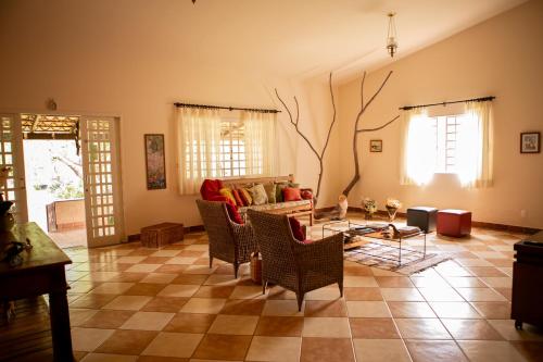 a living room with a couch and a table at Pousada e Chalés Passaredo Canastra in São Roque de Minas