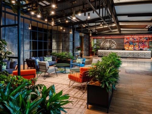 Ruang duduk di Hyatt Centric City Centre Kuala Lumpur