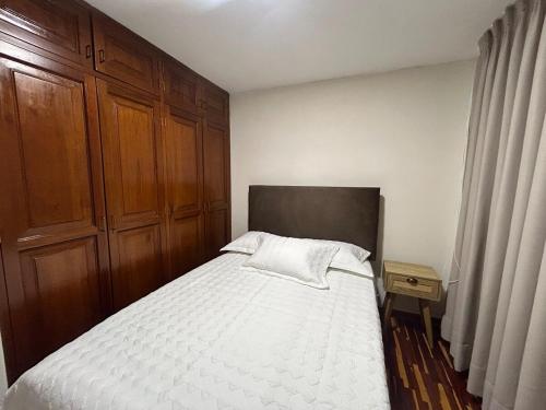 Katil atau katil-katil dalam bilik di Apartment - US Embassy