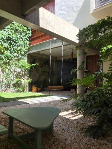 a green bench in front of a building at Loft Vila Murici in Flecheiras