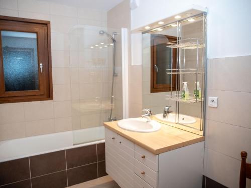 une salle de bain avec un lavabo et une douche dans l'établissement Appartement 3 chambres aux Gets avec balcon exposé sud, proche pistes et centre - FR-1-671-99, aux Gets