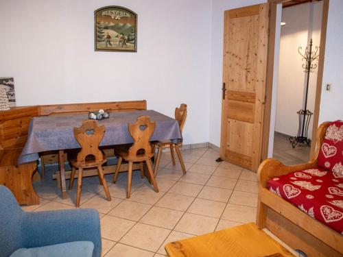 une salle à manger avec une table et des chaises dans l'établissement Charmant Apt 2 Ch, 6 Pers, Balcon Sud, Près Remontées, Wi-Fi, Parking Privé - FR-1-671-53, aux Gets