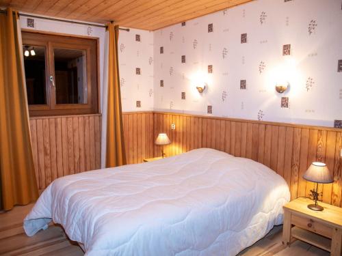 - une chambre avec un lit blanc et deux lampes dans l'établissement Charmant Apt 2 Ch, 6 Pers, Balcon Sud, Près Remontées, Wi-Fi, Parking Privé - FR-1-671-53, aux Gets