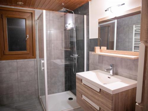 une salle de bain avec douche et lavabo dans l'établissement Charmant Apt 2 Ch, 6 Pers, Balcon Sud, Près Remontées, Wi-Fi, Parking Privé - FR-1-671-53, aux Gets