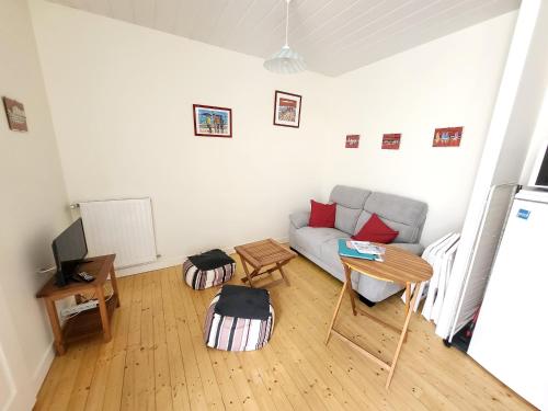 Maison de pêcheur typique à 400m du quai, proche plage, animaux bienvenus, WiFi en option