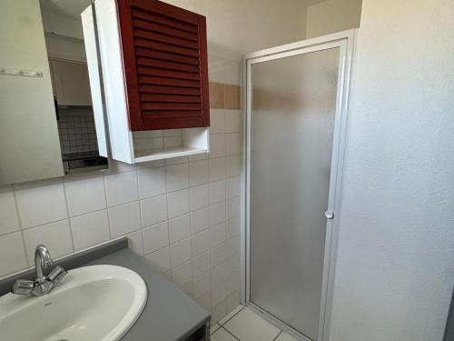 une salle de bain avec douche et lavabo dans l'établissement Maison en Duplex au Pied des Dunes à Biscarrosse - Calme et Confort, Parking et Terrasse - FR-1-319-183, à Biscarrosse-Plage