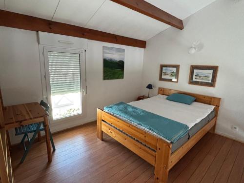 une chambre avec un grand lit et une fenêtre dans l'établissement Maison en Duplex au Pied des Dunes à Biscarrosse - Calme et Confort, Parking et Terrasse - FR-1-319-183, à Biscarrosse-Plage