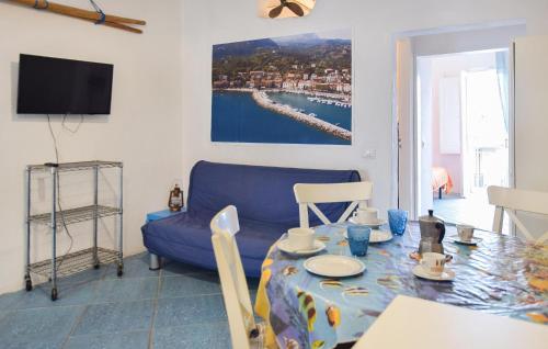 TV/Unterhaltungsangebot in der Unterkunft 2 Bedroom Gorgeous Apartment In Scario