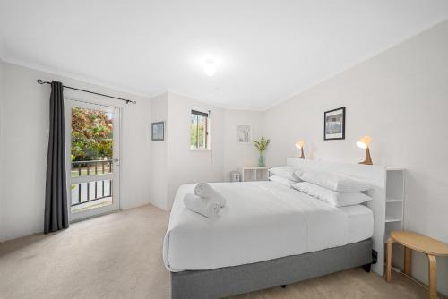 Postel nebo postele na pokoji v ubytování Stylish 1-Bed Stay with Balcony & Study Room