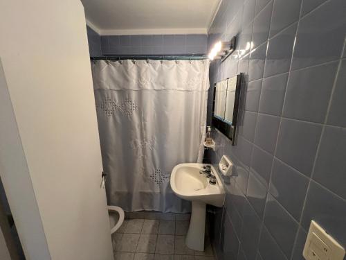 ein Badezimmer mit Waschbecken und Spiegel in der Unterkunft Lo de Lau, Mar del Plata in Mar del Plata