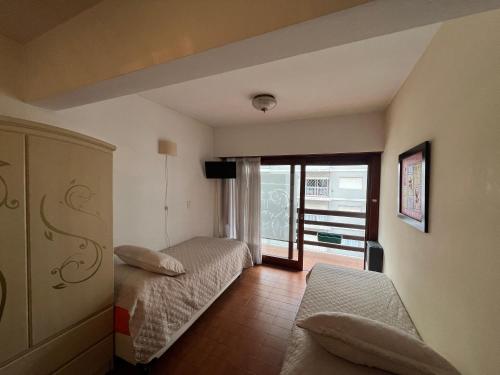 ein Hotelzimmer mit zwei Betten und Balkon in der Unterkunft Lo de Lau, Mar del Plata in Mar del Plata
