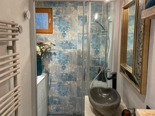 une salle de bain avec un lavabo et une douche dans l'établissement Appartement cosy au Chinaillon, proche des pistes, animaux admis - FR-1-467-145, au Grand-Bornand