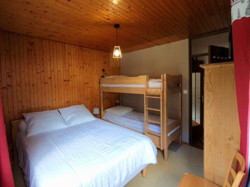 une chambre avec un lit et un lit superposé dans l'établissement T2 centre village La Clusaz, balcon - FR-1-459-242, à La Clusaz