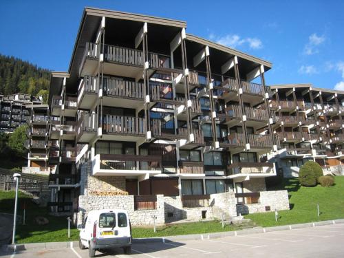 une camionnette garée devant un bâtiment dans l'établissement T2 centre village La Clusaz, balcon - FR-1-459-242, à La Clusaz