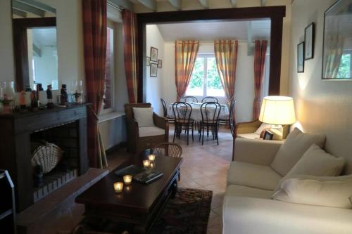 un salon avec un canapé blanc et une cheminée dans l'établissement Maison 3 chambres 6 lits 82 m2, à Saint-Quay-Portrieux